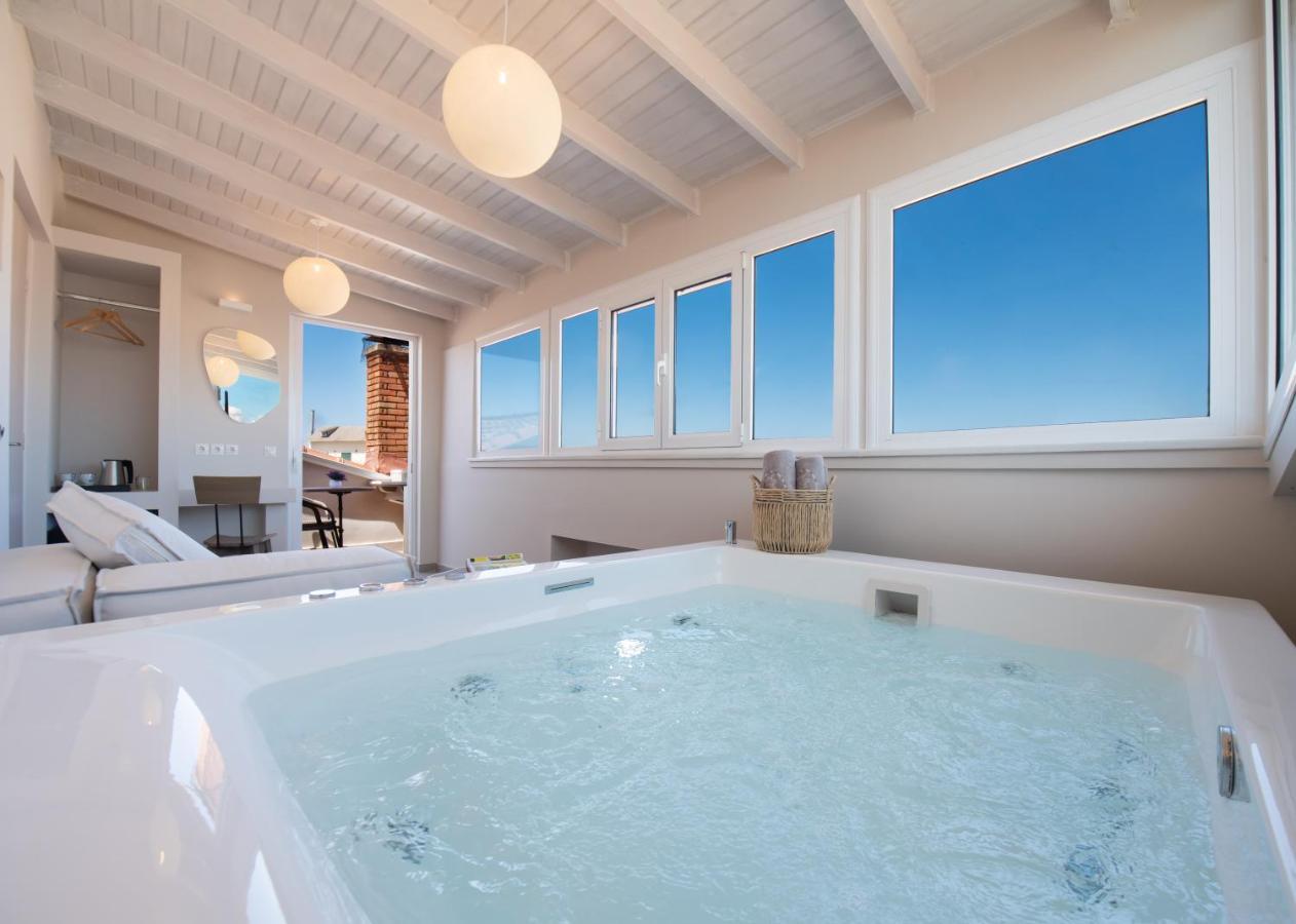 Suite Hot Tub,1375578272:JPEG